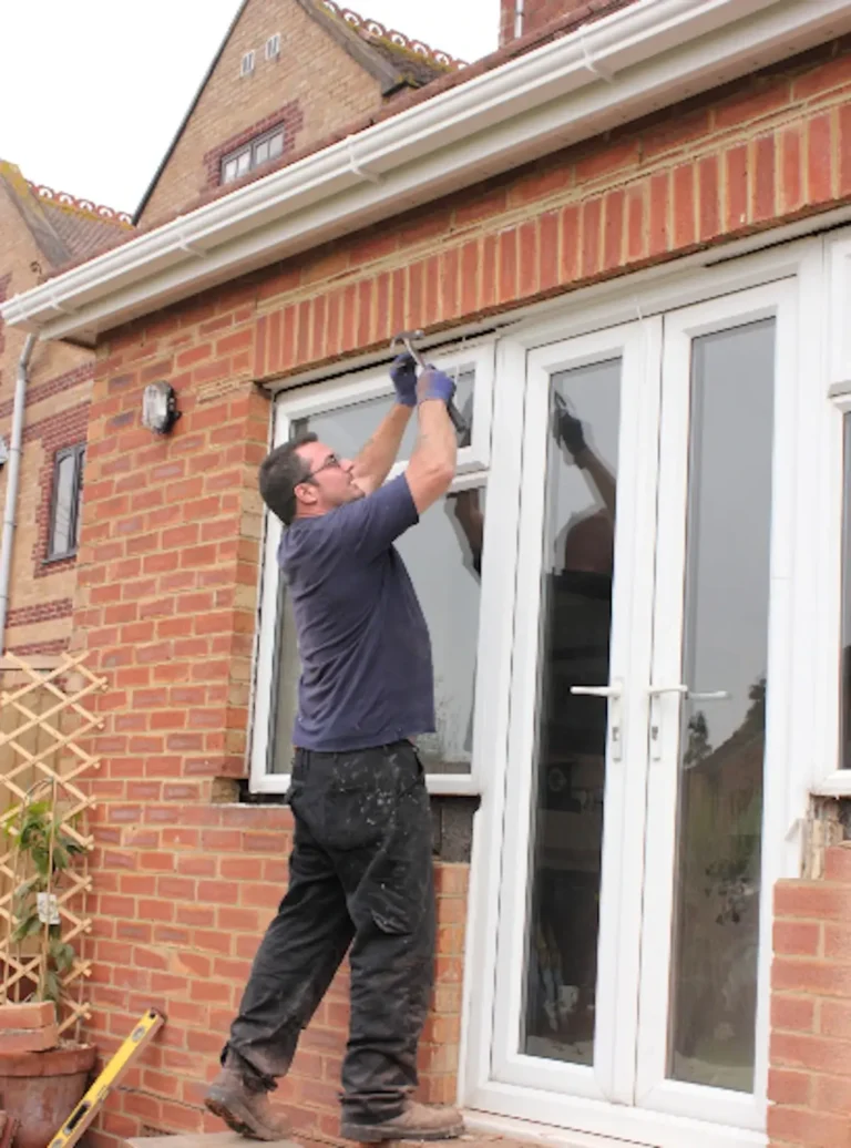 Técnico reparando ventana