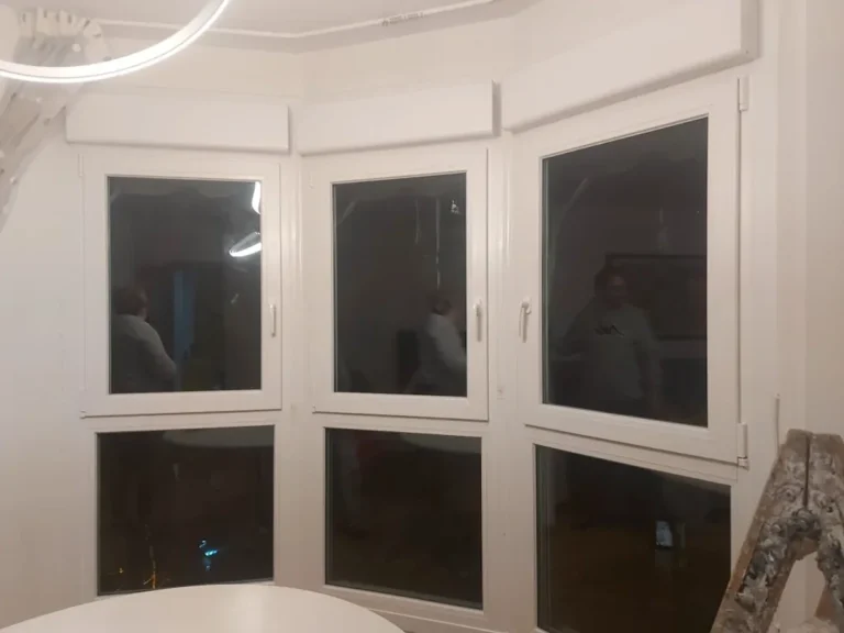 Ventanas batientes en vivienda moderna