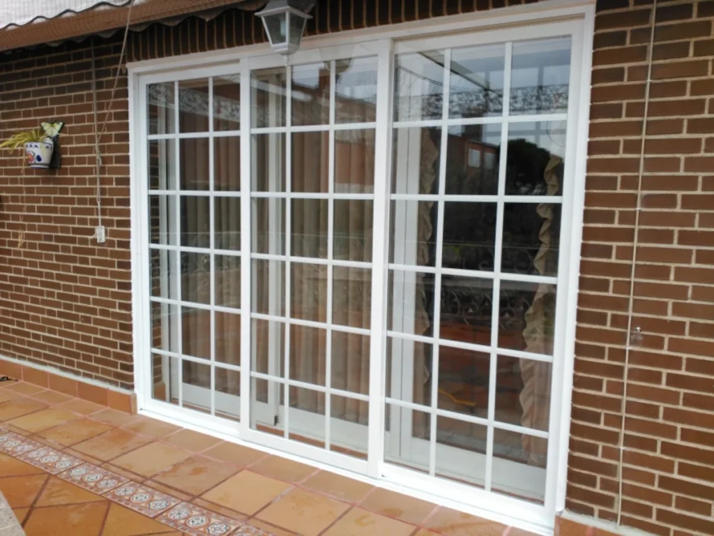 Puerta de PVC hacia patio interior