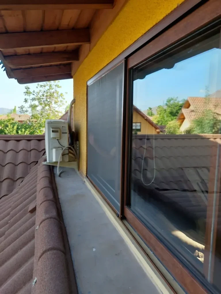 Mosquitera corredera en gran ventanal