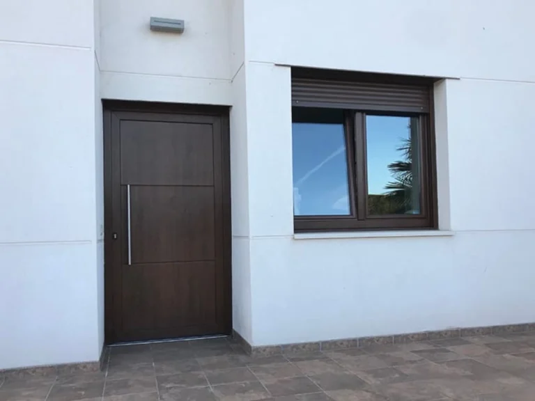 Puerta exterior de PVC instalada en entrada de vivienda