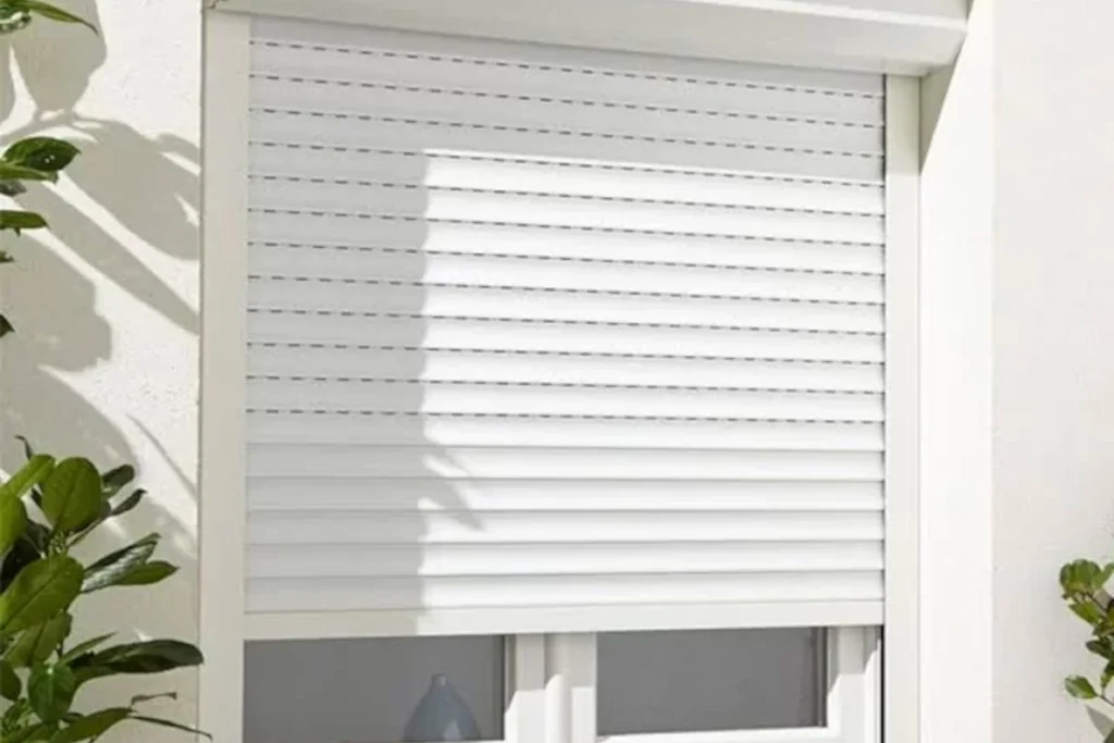 Persianas nuevas en vivienda moderna Colocación de persianas