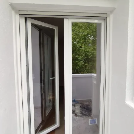 Cerramiento PVC con acabado moderno