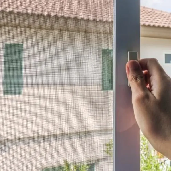 Mosquitera corredera instalada en terraza