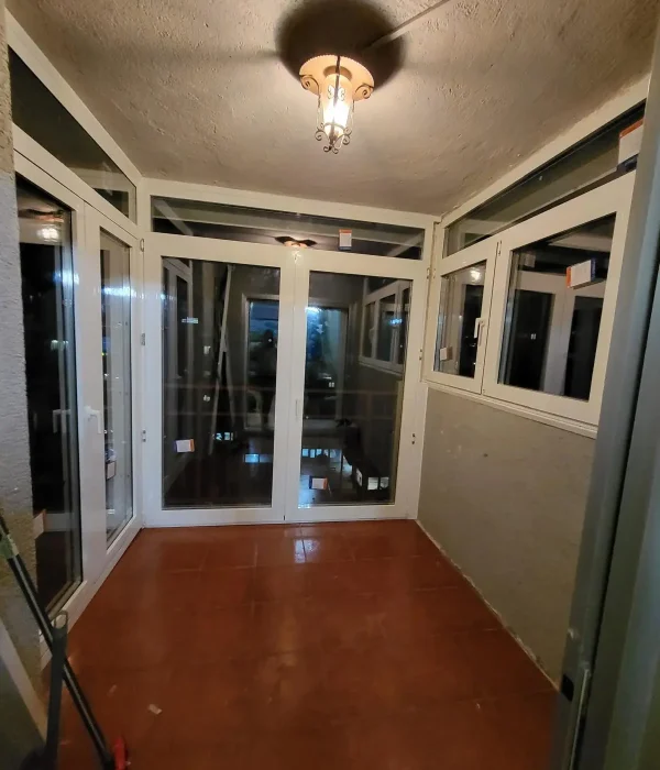 Puerta de aluminio vista interior