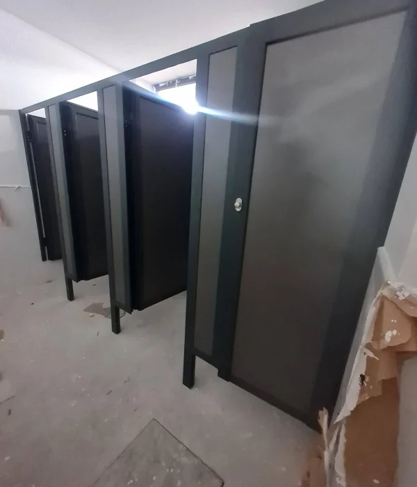 Puerta de aluminio en gimnasio