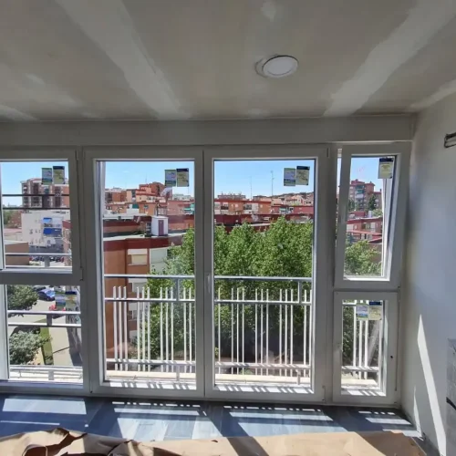 Puerta de PVC moderna instalada en acceso a terraza