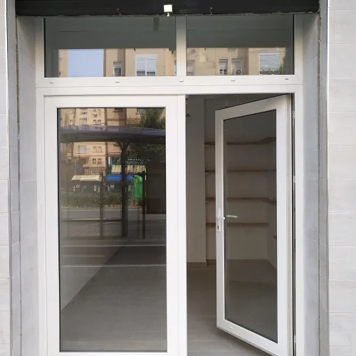 Puerta de PVC con doble acristalamiento instalada