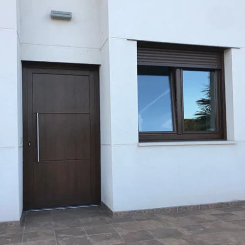 Puerta exterior de PVC instalada en entrada de vivienda