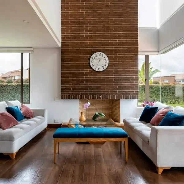 Salón moderno con ventanas recién instaladas