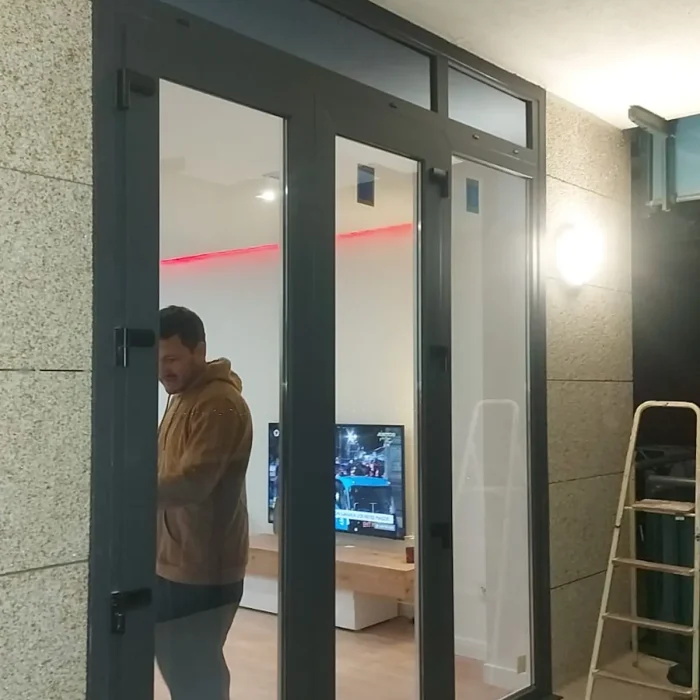 Técnico revisando puerta en Alcalá de Henares