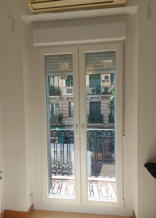 Puerta balconera abatible de 2 hojas en PVC