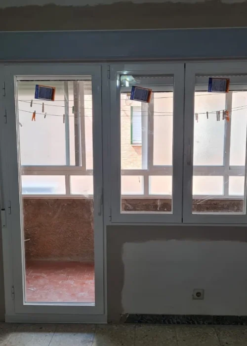 Puertas de PVC modernas instaladas en vivienda