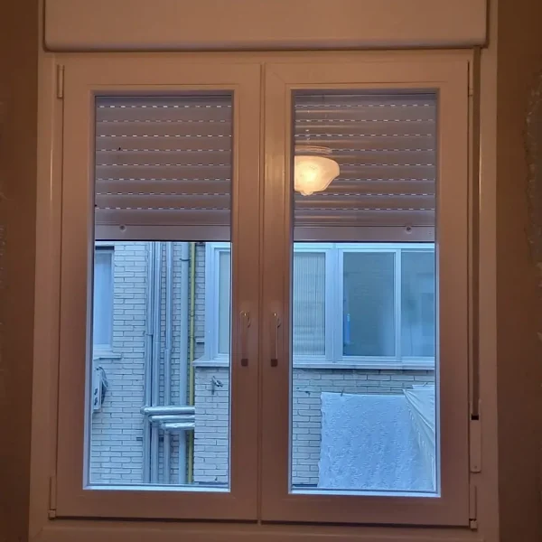 Ajuste de persiana en ventana