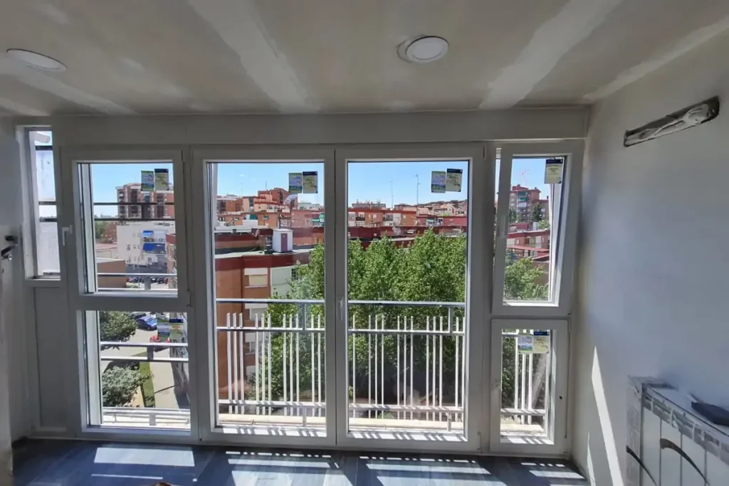 Instalación de puertas en Alcalá de Henares Servicios de ventanas y puertas | Cristal Corp