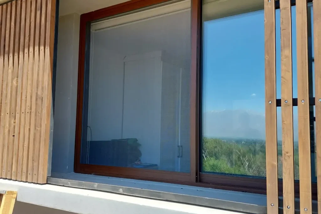 Instalación de mosquiteras en Alcalá de Henares Servicios de ventanas y puertas | Cristal Corp