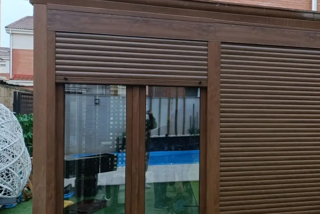Reparación de puertas en Alcalá de Henares Servicios de ventanas y puertas | Cristal Corp