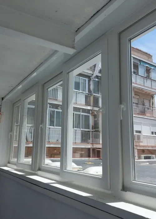 Ventana de PVC con marco blanco y cristal transparente