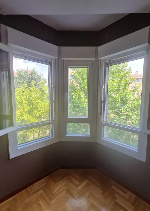 Ventanas de PVC blancas instaladas en una vivienda moderna